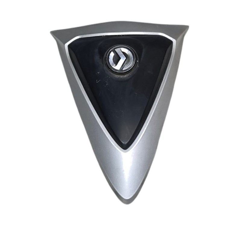 TAPA EMBLEMA FRONTAL SYM SYMPHONY ST 125 E3 2014-2016