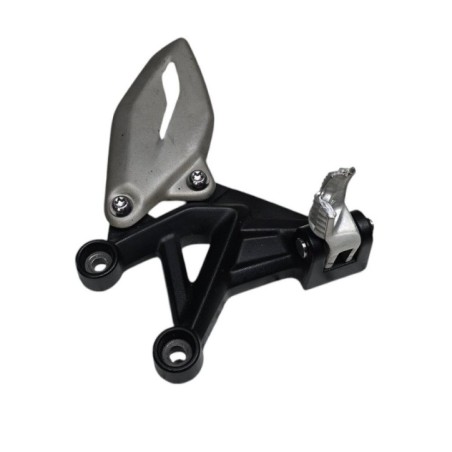 SOPORTE DE ESTRIBERA DELANTERA IZQUIERDA TRIUMPH DAYTONA 660 STD 2024-2026