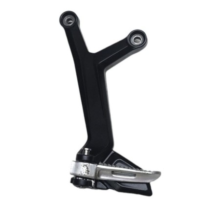 SOPORTE DE ESTRIBERA TRASERA IZQUIERDA TRIUMPH DAYTONA 660 STD 2024-2026